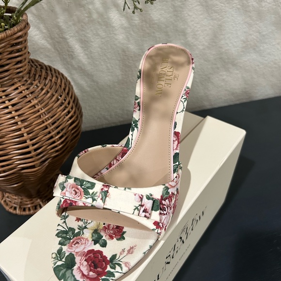 Antonio Melani Pink and Cream Floral Heels - Picture 2 of 3